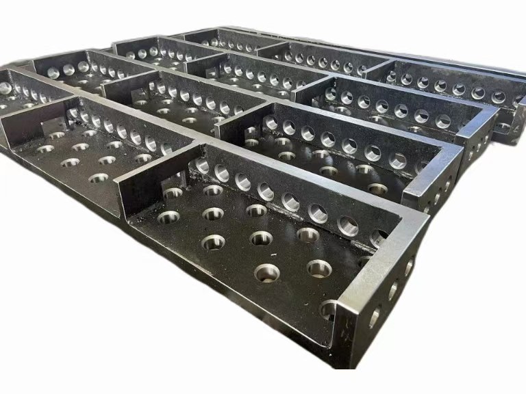 ما الذي يجعل سطح طاولة اللحام أفضل من الفولاذ أو الحديد الزهر؟